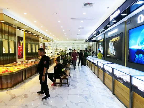 'Đột kích' trung tâm mua sắm, thu lượng hàng hiệu nghi giả gần 100 tỷ đồng