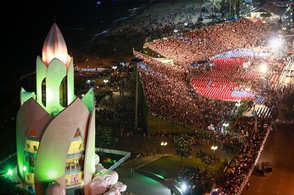 Phố biển Nha Trang rực rỡ đêm khai mạc festival