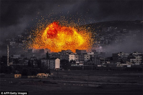 Mỹ không kích IS thâu đêm, đạn bom xé trời Kobani