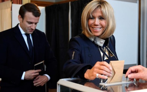 Vai trò bà vợ hơn 24 tuổi trong chiến thắng của tân Tổng thống Pháp