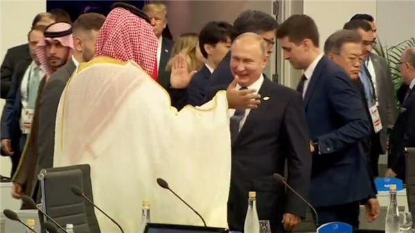 Tổng thống Putin đập tay 'high-five' chào Thái tử Saudi Arabia