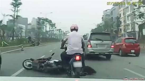 Clip: Phẫn nộ xe Innova vượt ẩu, tông ngã cô gái giữa đường phố Hà Nội rồi thản nhiên chạy tiếp