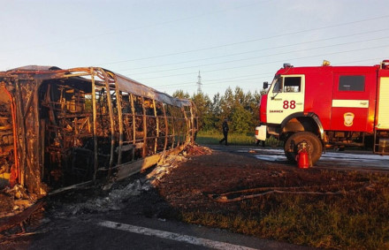 Nga: Xe buýt thiêu rụi sau va chạm với xe tải, 23 người thương vong