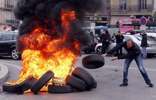 Pháp: Biểu tình bùng nổ ở sân bay, đường phố, trường học