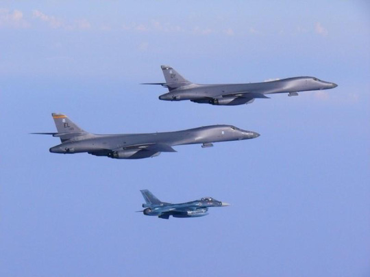 Mỹ điều 2 oanh tạc cơ B-1B kèm thông điệp 