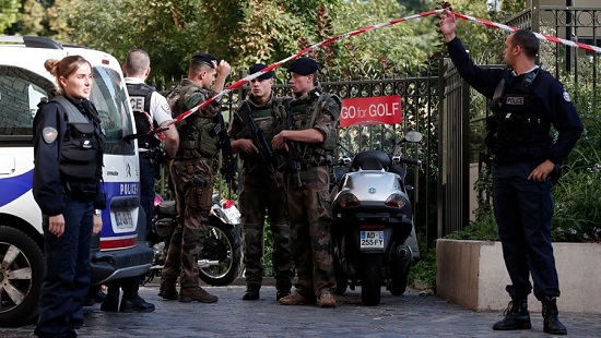 Pháp: Xe BMW bất ngờ lao thẳng vào nhóm binh lính vừa rời doanh trại