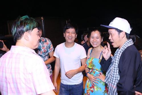 Hoài Linh tươi rói đến liveshow Mạnh Quỳnh sau ồn ào