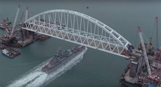 Tàu chiến Nga lần đầu tiên cơ động qua cầu Crimea
