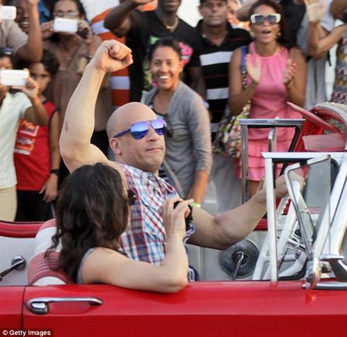 Vin Diesel chia sẻ hình ảnh nóng hổi từ phim trường 