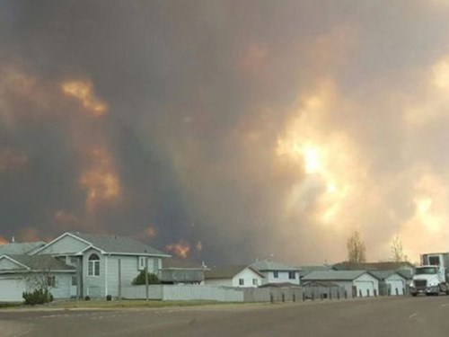 Cháy rừng khủng khiếp ở Canada đe dọa cuộc sống hơn 80.000 dân