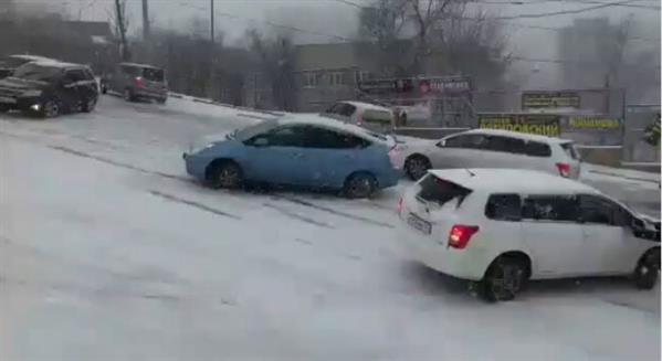 Nước Nga ngập trong băng tuyết, xe hơi đâm nhau hàng loạt