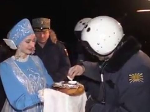Trở về từ Syria, phi công Nga được chào đón bằng bánh mì đen chấm muối