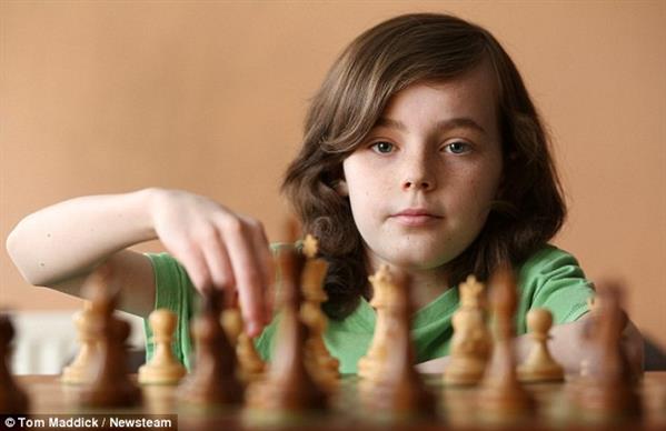 Thần đồng 12 tuổi khiến nhà vô địch cờ vua vĩ đại top 1 nước Nga phải lao đao