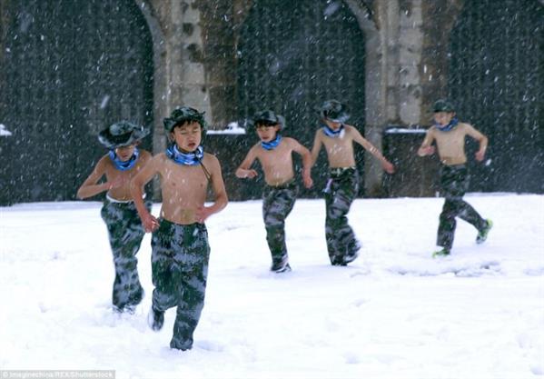 Khóa huấn luyện khắc nghiệt: Cho trẻ em cởi trần, dội nước lạnh lên người giữa trời tuyết