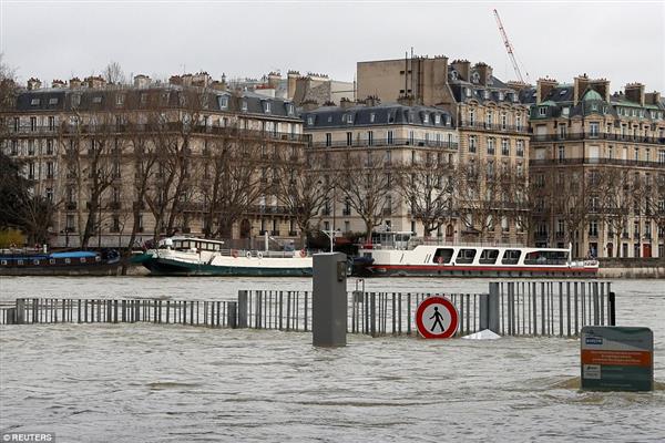 Ảnh: Mưa lớn liên tục, nhiều tầng trệt ở Paris biến mất