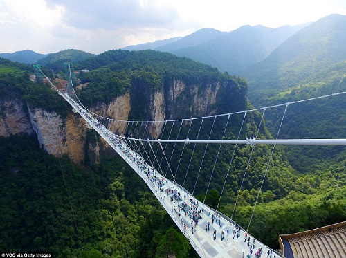 Thỏa sức ngắm cảnh trên cây cầu kính dài nhất thế giới