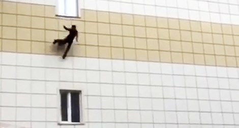 Bé trai 11 tuổi nhảy cửa sổ tầng cao thoát khỏi đám cháy ở Nga