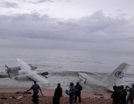 Máy bay rơi khi vừa cất cánh ở Bờ Biển Ngà