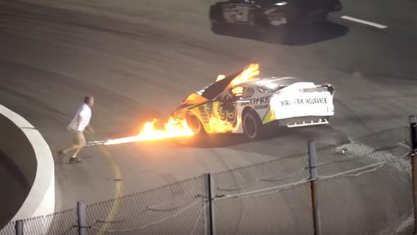 Cha bất chấp nguy hiểm lao tới cứu con trong ô tô đang bốc cháy