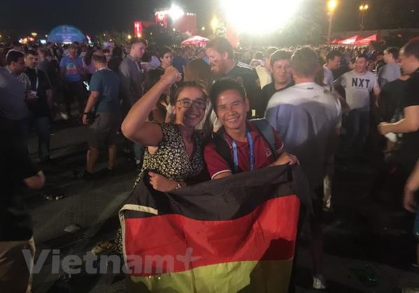 Cổ động viên Đức làm náo loạn khu fanzone sau chiến thắng nghẹt thở