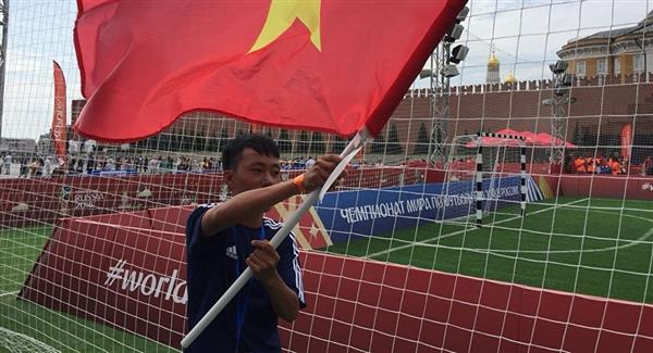 Đại sứ trẻ người Việt chơi bóng trên Quảng trường Đỏ trong mùa World Cup 2018