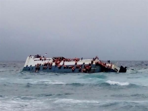 Giây phút phà chở 140 người đổ lật trên biển, bị sóng nhấn chìm