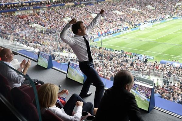 Tổng thống Pháp phấn khích ăn mừng World Cup trước mặt ông Putin