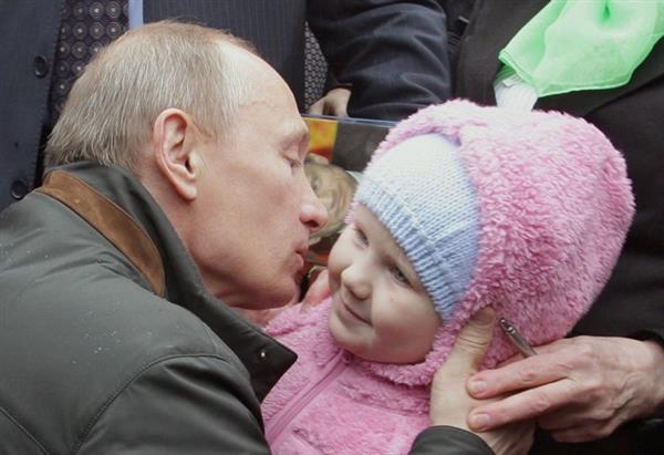 Ảnh: Những khoảnh khắc thân thiện của Tổng thống Nga Putin với trẻ em