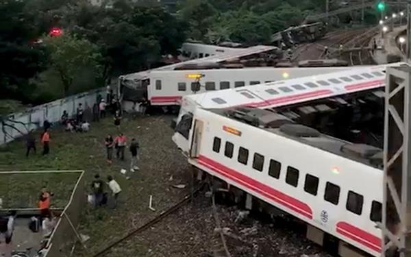 Tàu hỏa du lịch trật bánh ở Đài Loan: ít nhất 17 người chết, 126 người bị thương