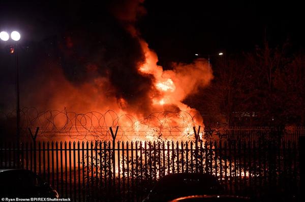 Hiện trường hoang tàn khi trực thăng của ông chủ Leicester bốc cháy