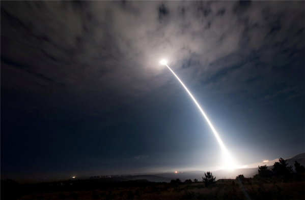 Mỹ nhấn nút tự hủy tên lửa 7 triệu USD bay chệch hướng