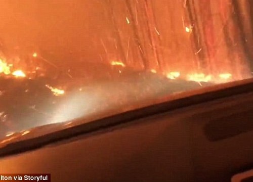 Video: Nữ tài xế hoảng loạn vừa khóc vừa lái xe qua biển lửa như tận thế ở Mỹ