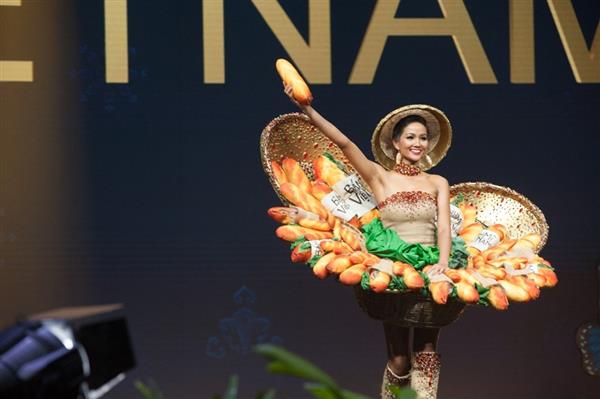Miss Universe: Bộ 'Bánh mỳ' của H'Hen Niê được bình chọn đẹp nhất
