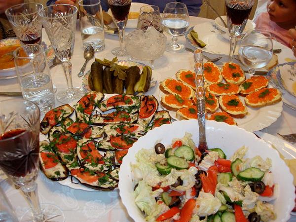 Bữa tiệc đón năm mới ở Nga không thể thiếu những món ăn gì?