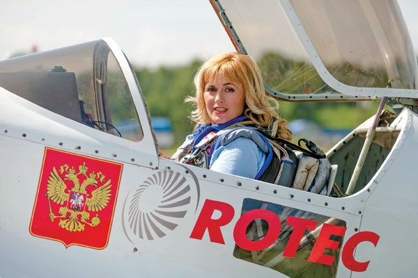 Chuyện đời, chuyện nghiệp của nữ phi công bay trình diễn giỏi nhất thế giới