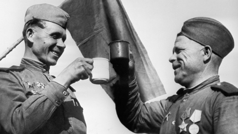 Quân đội Nga đã chống lại chứng nghiện rượu như thế nào?