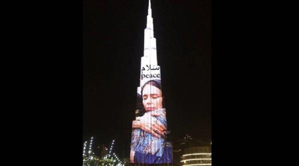 Ảnh Thủ tướng New Zealand được chiếu lên tòa nhà chọc trời ở Dubai
