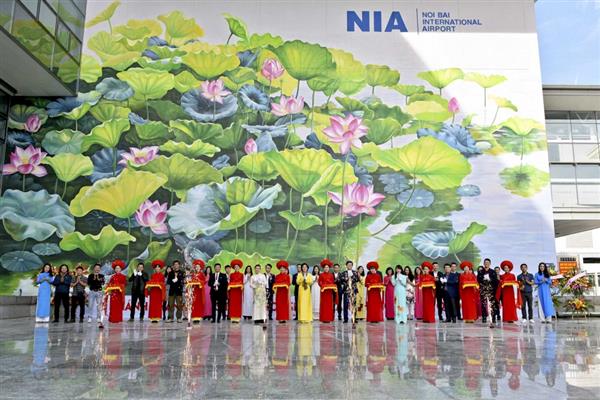 Tranh hoa sen ở sân bay Nội Bài đoạt huy chương Vàng Thiết kế quốc tế