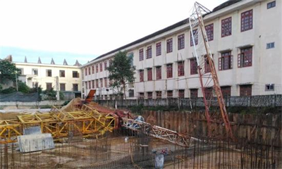 Cần cẩu sập vào trường, một học sinh tử vong