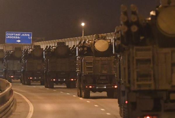 Hàng trăm xe quân sự 'âm thầm' di chuyển đến Moscow trong đêm