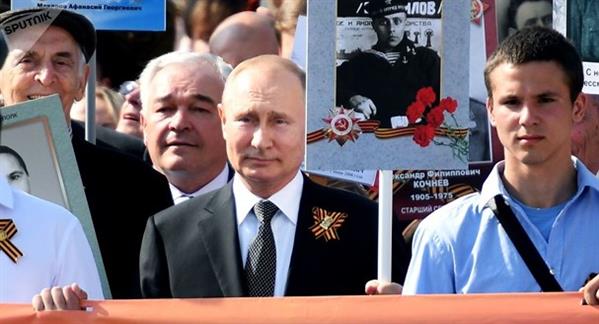 Ông Putin nói về cha của mình khi tham gia cuộc diễu hành 'Trung đoàn bất tử'
