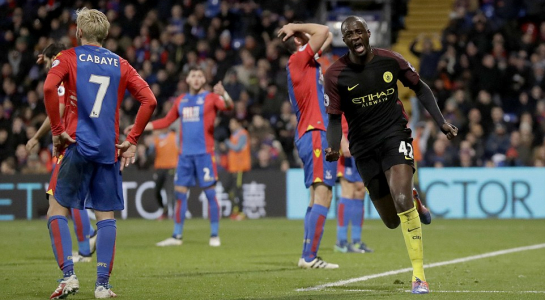 Kẻ bị ruồng bỏ cứu Man City, Liverpool lung lay ngôi đầu