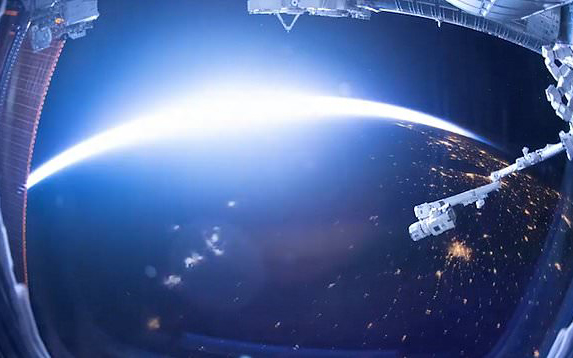 Video: Khoảnh khắc Trái Đất chuyển từ ngày sang đêm nhìn từ không gian