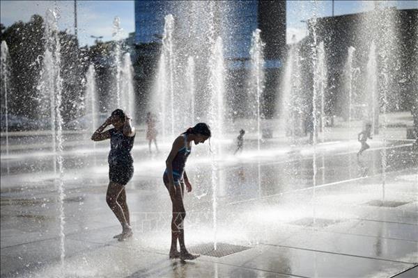 Nắng nóng, nhiều nước châu Âu nâng mức cảnh báo thời tiết cực đoan