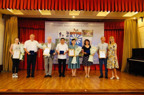 Trung tâm Khoa học và Văn hóa Nga trao kỷ niệm chương 