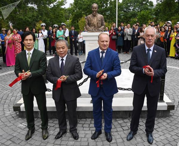 Khánh thành tượng đài vị Chủ tịch đầu tiên của Việt Nam tại Vladivostok