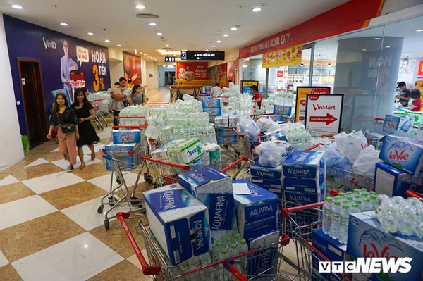 Bị cắt nước vô thời hạn, dân Hà Nội vét sạch nước đóng chai trong siêu thị