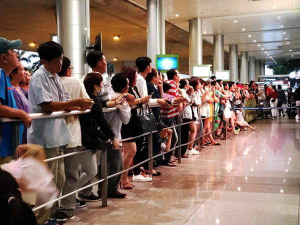 Chen chúc đón Việt kiều ăn tết, sân bay Tân Sơn Nhất kẹt cứng ngày và đêm
