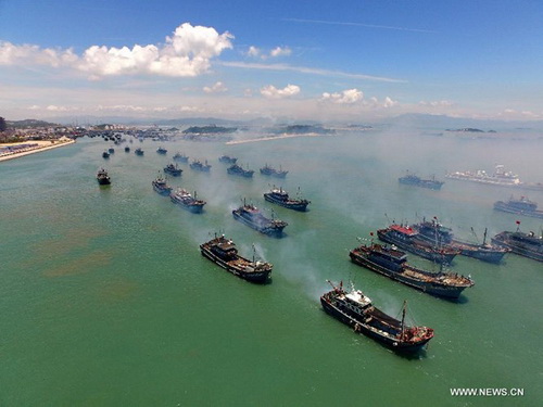 Cảnh nghìn tàu cá Trung Quốc chuẩn bị xông ra Biển Đông