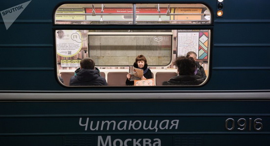 Người nước ngoài ngạc nhiên với việc cư dân Moskva đọc sách trong metro